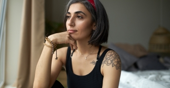 Cuidados esenciales para la piel tatuada, con micropigmentación y tratada con láser