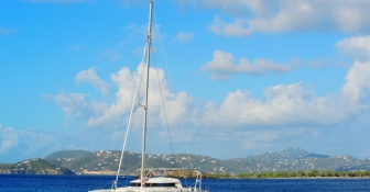 Disfrutar de un paseo en catamarán y vivir la aventura del mar