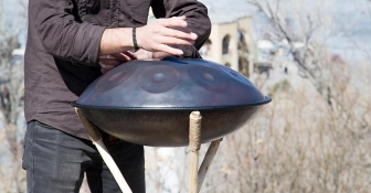 El handpan un instrumento de percusión melódico con sonidos envolventes y armónicos