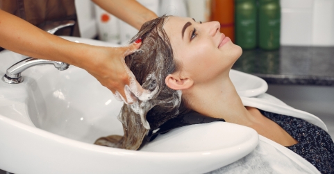 Los tratamientos capilares profesionales mejoran salud brillo y resistencia del cabello